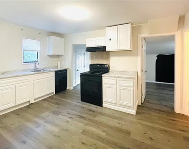 111 Rousseau Street - Photo Thumbnail 10