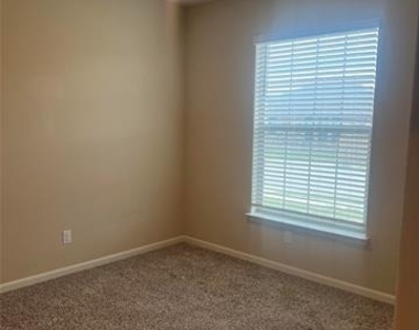 1712 Sandalwood Way - Photo Thumbnail 10
