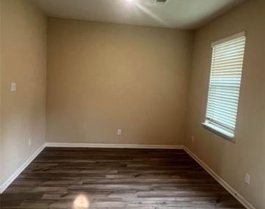 1712 Sandalwood Way - Photo Thumbnail 4