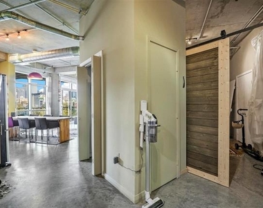 1001 Belleview Street - Photo Thumbnail 4