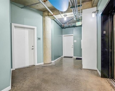 1001 Belleview Street - Photo Thumbnail 3