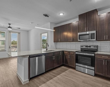 3120 E Park Row Drive - Photo Thumbnail 3