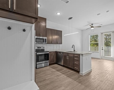 3120 E Park Row Drive - Photo Thumbnail 4