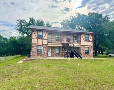 301 Shady Grove Drive - Photo Thumbnail 2