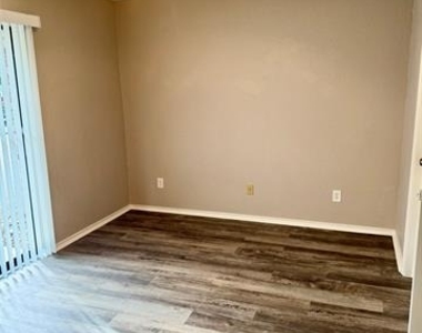 301 Shady Grove Drive - Photo Thumbnail 12