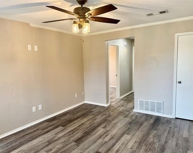 301 Shady Grove Drive - Photo Thumbnail 3