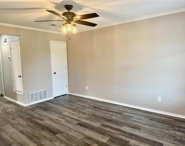 301 Shady Grove Drive - Photo Thumbnail 4