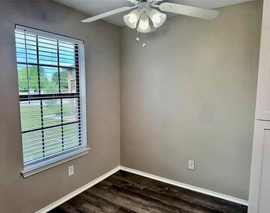 301 Shady Grove Drive - Photo Thumbnail 9