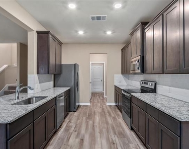 290 Moonstone Way - Photo Thumbnail 6
