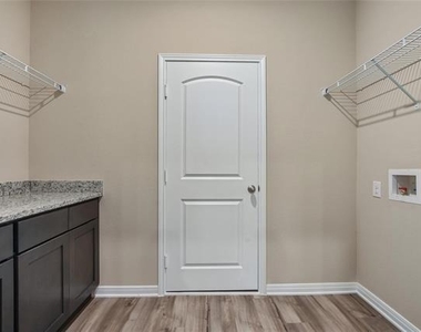 290 Moonstone Way - Photo Thumbnail 9