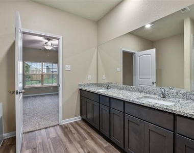 290 Moonstone Way - Photo Thumbnail 17