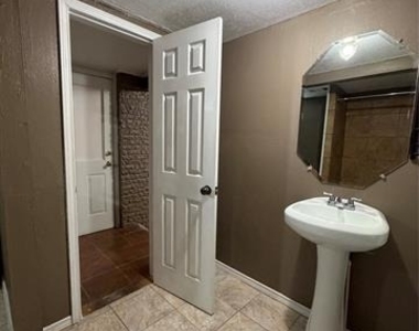 2436 Lockhart Avenue - Photo Thumbnail 3