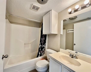 701 W Sycamore Street - Photo Thumbnail 5