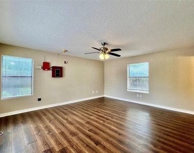 701 W Sycamore Street - Photo Thumbnail 2