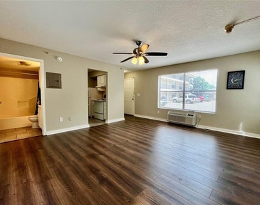 701 W Sycamore Street - Photo Thumbnail 3
