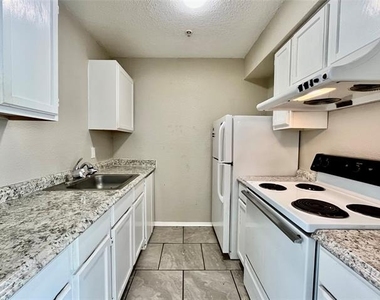 701 W Sycamore Street - Photo Thumbnail 4