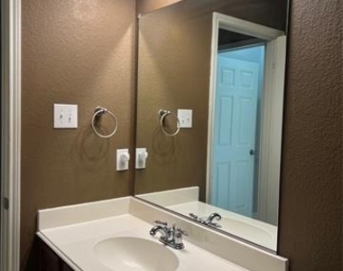 3504 Northpointe Drive - Photo Thumbnail 14