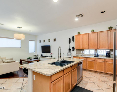 2037 W Periwinkle Way - Photo Thumbnail 11