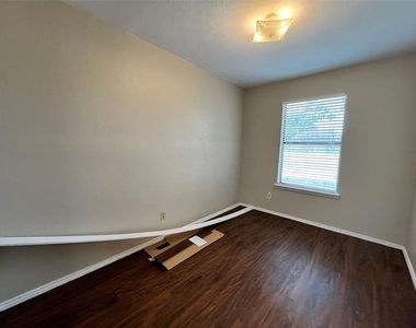 2526 W Prairie Street - Photo Thumbnail 5