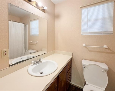 1705 N Robinson Street - Photo Thumbnail 12
