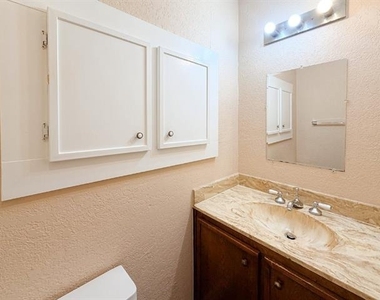 1705 N Robinson Street - Photo Thumbnail 10