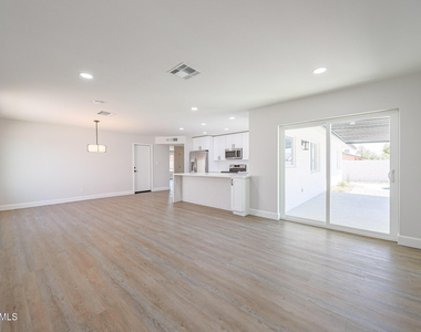 11202 N 43rd Drive - Photo Thumbnail 7