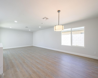 11202 N 43rd Drive - Photo Thumbnail 6