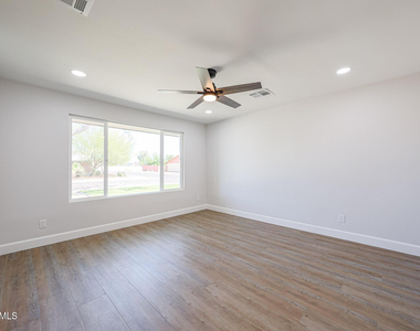 11202 N 43rd Drive - Photo Thumbnail 5