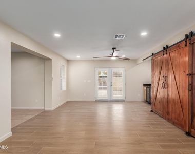 1628 E Del Rio Drive - Photo Thumbnail 2