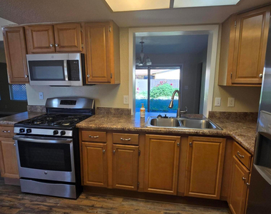 9002 W Roma Avenue - Photo Thumbnail 6