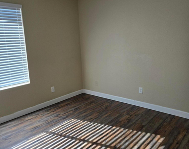 9002 W Roma Avenue - Photo Thumbnail 7