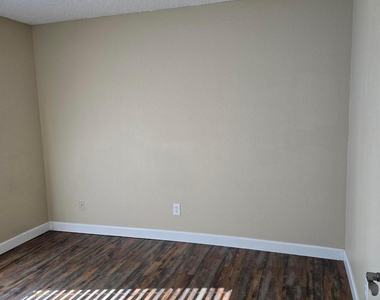9002 W Roma Avenue - Photo Thumbnail 12