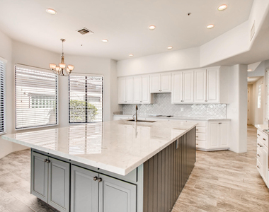 11015 E Desert Vista Drive - Photo Thumbnail 3