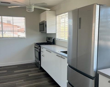 746 W Turney Avenue - Photo Thumbnail 2