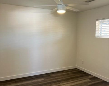 746 W Turney Avenue - Photo Thumbnail 4
