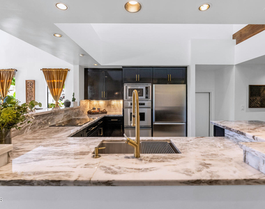 6198 N 28th Place - Photo Thumbnail 8
