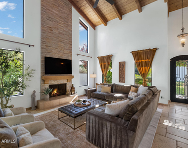 6198 N 28th Place - Photo Thumbnail 2