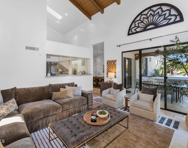 6198 N 28th Place - Photo Thumbnail 4
