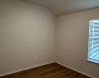 819 S Wilson Avenue - Photo Thumbnail 3