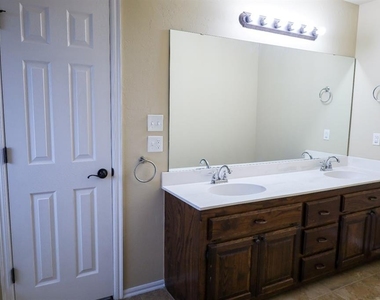 10605 Nw 17th - Photo Thumbnail 14