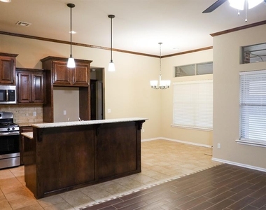 10605 Nw 17th - Photo Thumbnail 2