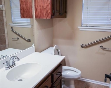 10605 Nw 17th - Photo Thumbnail 12