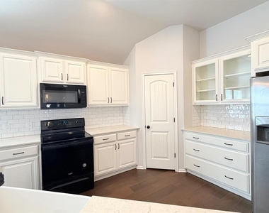 18600 Luna Drive - Photo Thumbnail 5