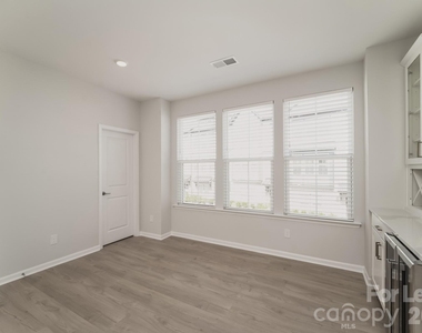 908 Mary Max Drive - Photo Thumbnail 4