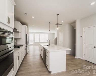 908 Mary Max Drive - Photo Thumbnail 8