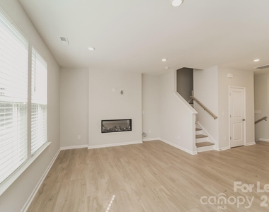 908 Mary Max Drive - Photo Thumbnail 6