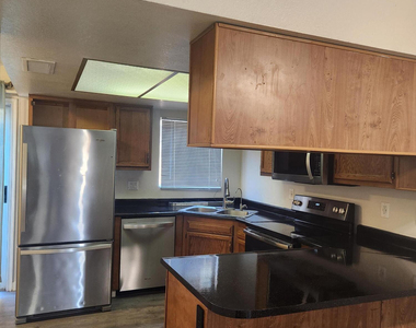 1055 W 5th Street - Photo Thumbnail 5