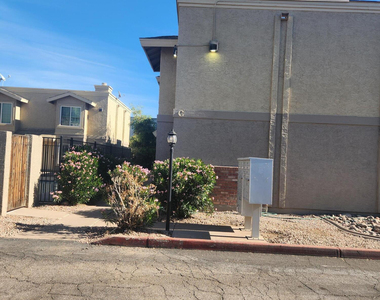 1055 W 5th Street - Photo Thumbnail 3