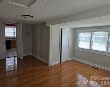 123 Charleston Drive - Photo Thumbnail 9