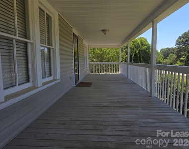 123 Charleston Drive - Photo Thumbnail 2